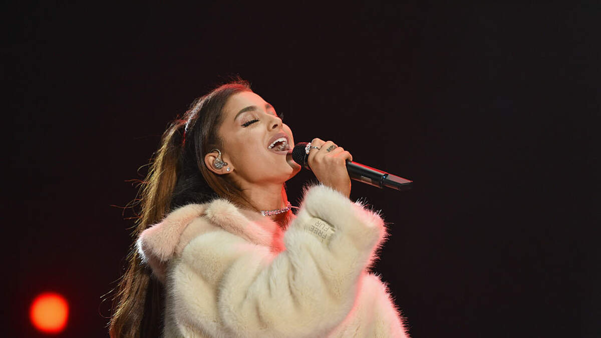 Ariana Grande fait intelligemment la promotion d’une chanson à succès sur le thème de Noël dans un nouveau message