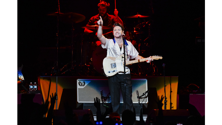 Niall Horan performs onstage during iHeartRadio 93.3 FLZ's Jingle Ball 2023