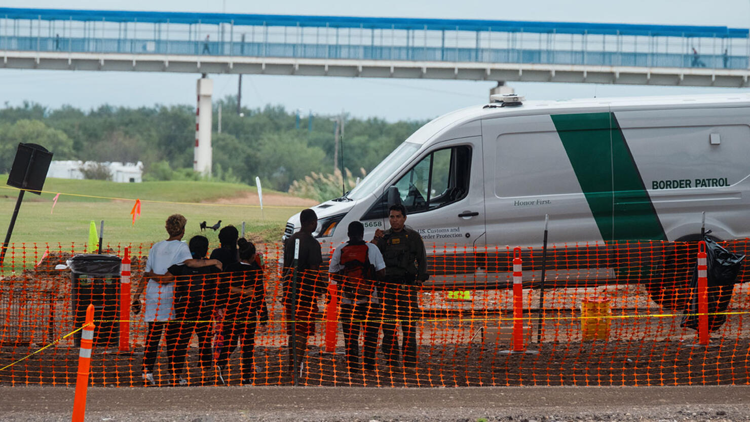 US closes border crossing to vehicles and limits traffic at