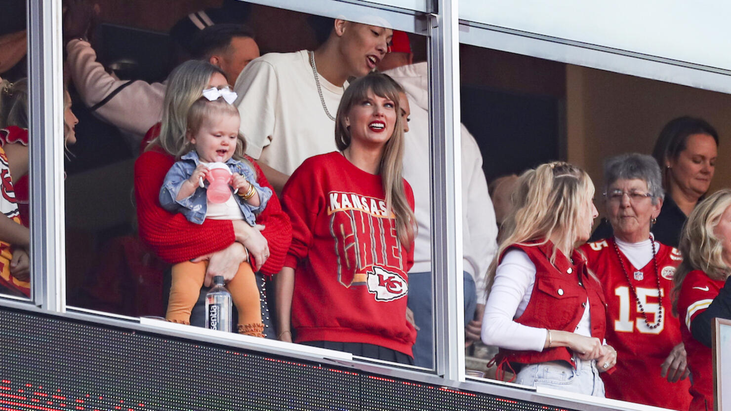 Taylor Swift on hand at Lambeau Field to watch Travis Kelce