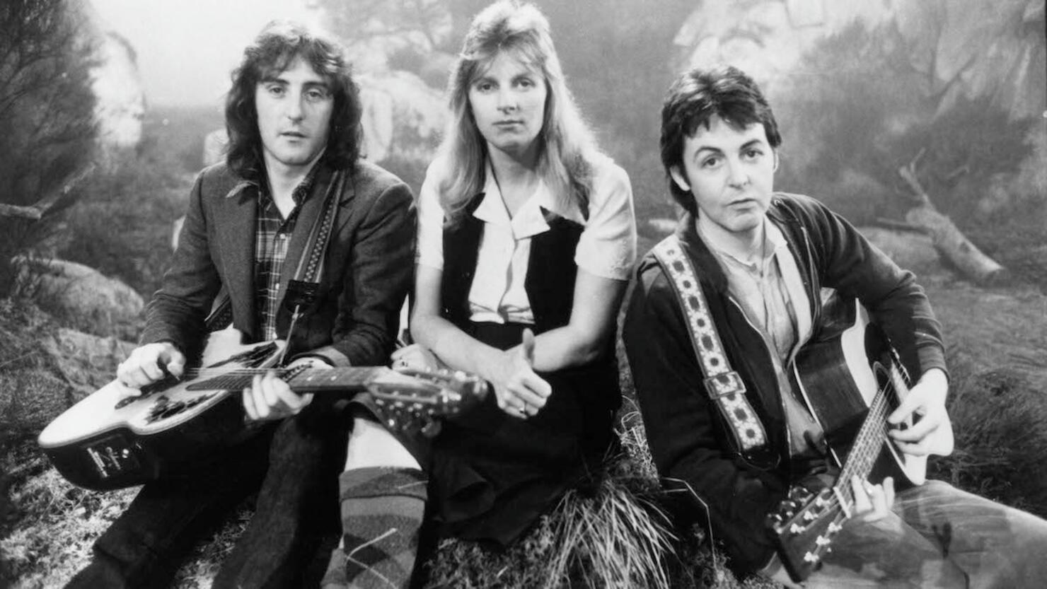 Photo of Denny LAINE and WINGS and Paul McCARTNEY and Linda McCARTNEY