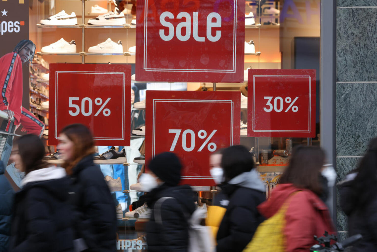 Retailers Report Disappointing Christmas Season During Fourth Coronavirus Wave