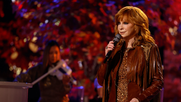 Watch Reba McEntire Deliver An Emotional Tribute To Her Late Mother