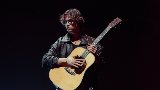 David Kushner Soulfully Serenades Jingle Ball Crowd With Viral 'Daylight'