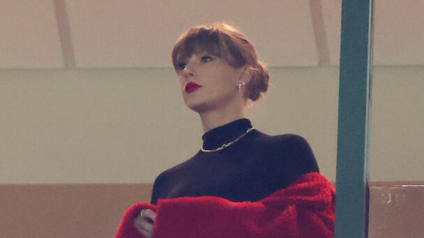 WATCH: Taylor Swift Turns Buffalo Bills Players' Heads At Arrowhead Stadium