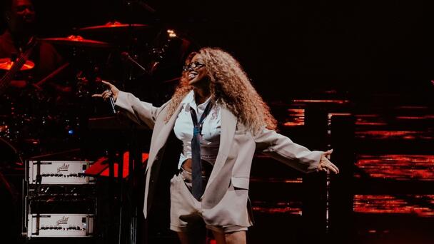 Get Ready With SZA Before Her 2023 Jingle Ball Performance