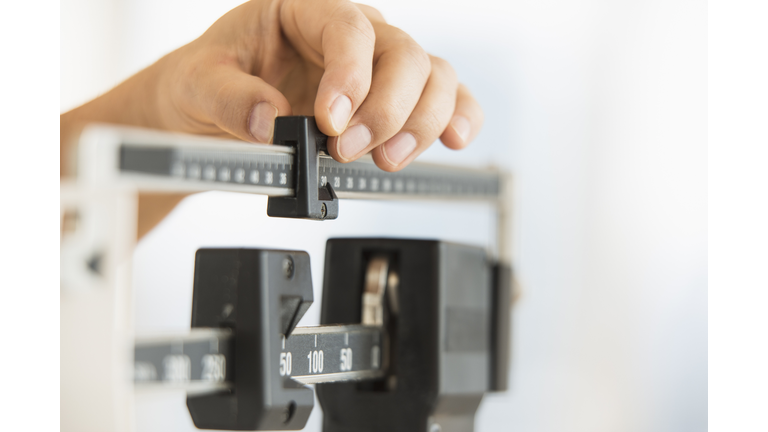 Hand adjusting weight scales