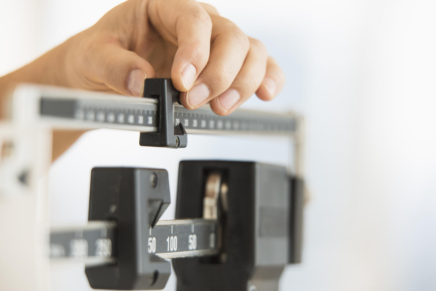 Hand adjusting weight scales
