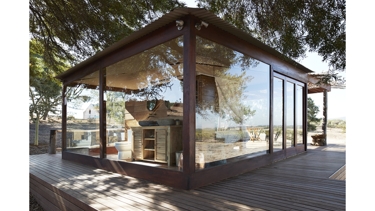 Empty amazing luxury vacation cabin in the bush country
