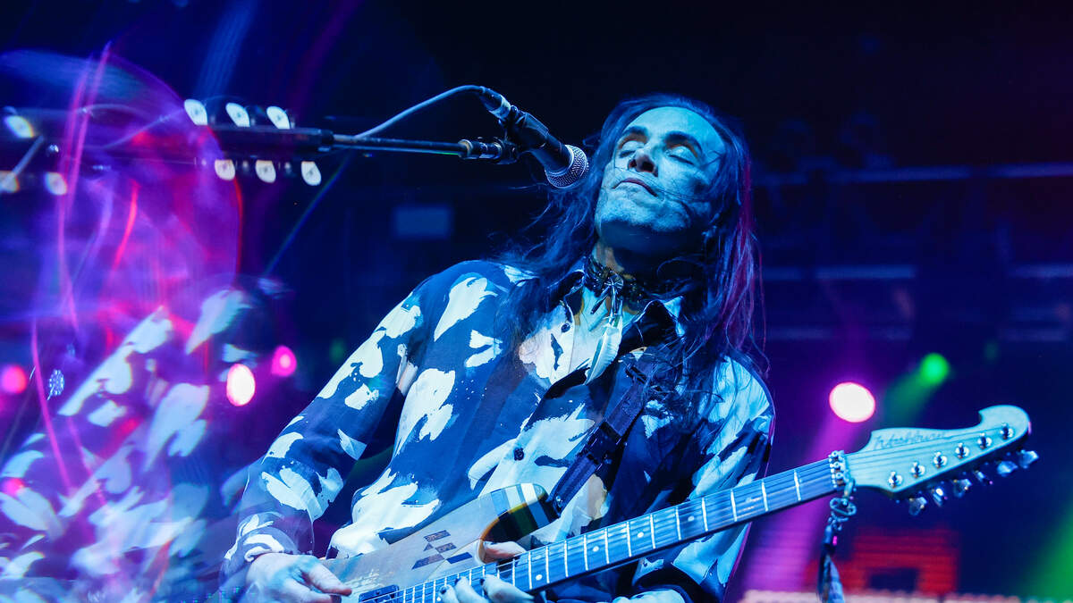 Watch Extreme's Nuno Bettencourt perform Rise guitar solo live for