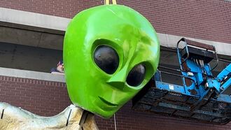 Video: Enormous Alien Sculpture Installed in Kentucky City