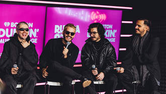 Morat platica con Anabel en nuestro Boston Dunkin Music Lounge