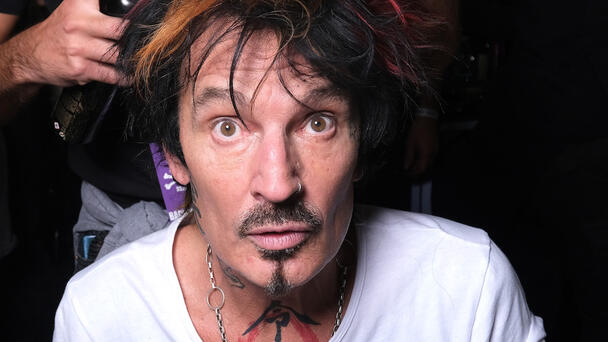 Tommy Lee Shares Gruesome Photos After Undergoing Hand Surgery