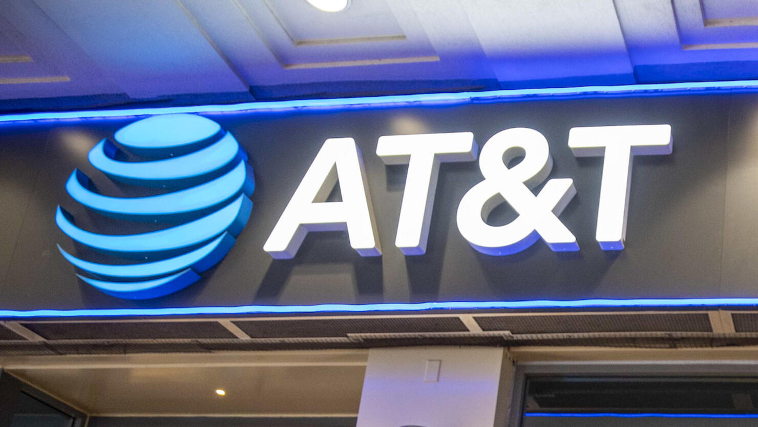 UltraViolet & Women's March Demand Accountability At AT&T Store In DC After Company Exposed For Funding Anti-Abortion Politicians Responsible For Statewide Bans