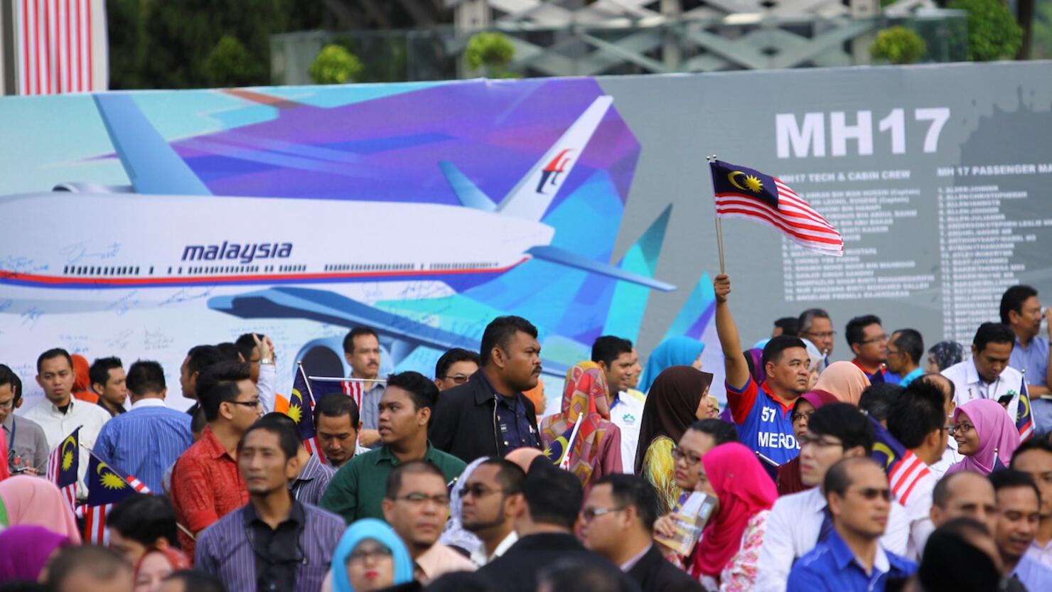 Malaysians hold a raising the flags campaign in Putrajaya