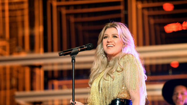 Kelly Clarkson Takes On Josh Turner's "Why Don't We Just Dance" On Kellyoke