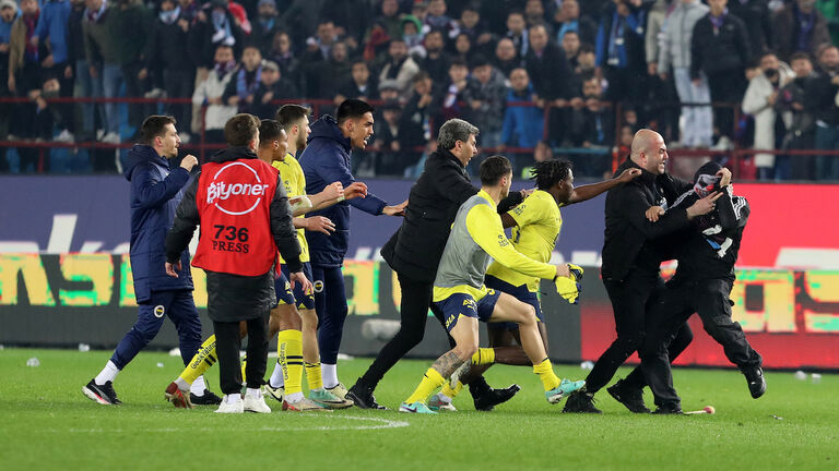 Trabzonspor v Fenerbahce- Super League