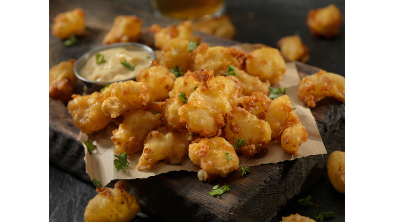 Beer Battered Cheese Curds with Dipping Sauce