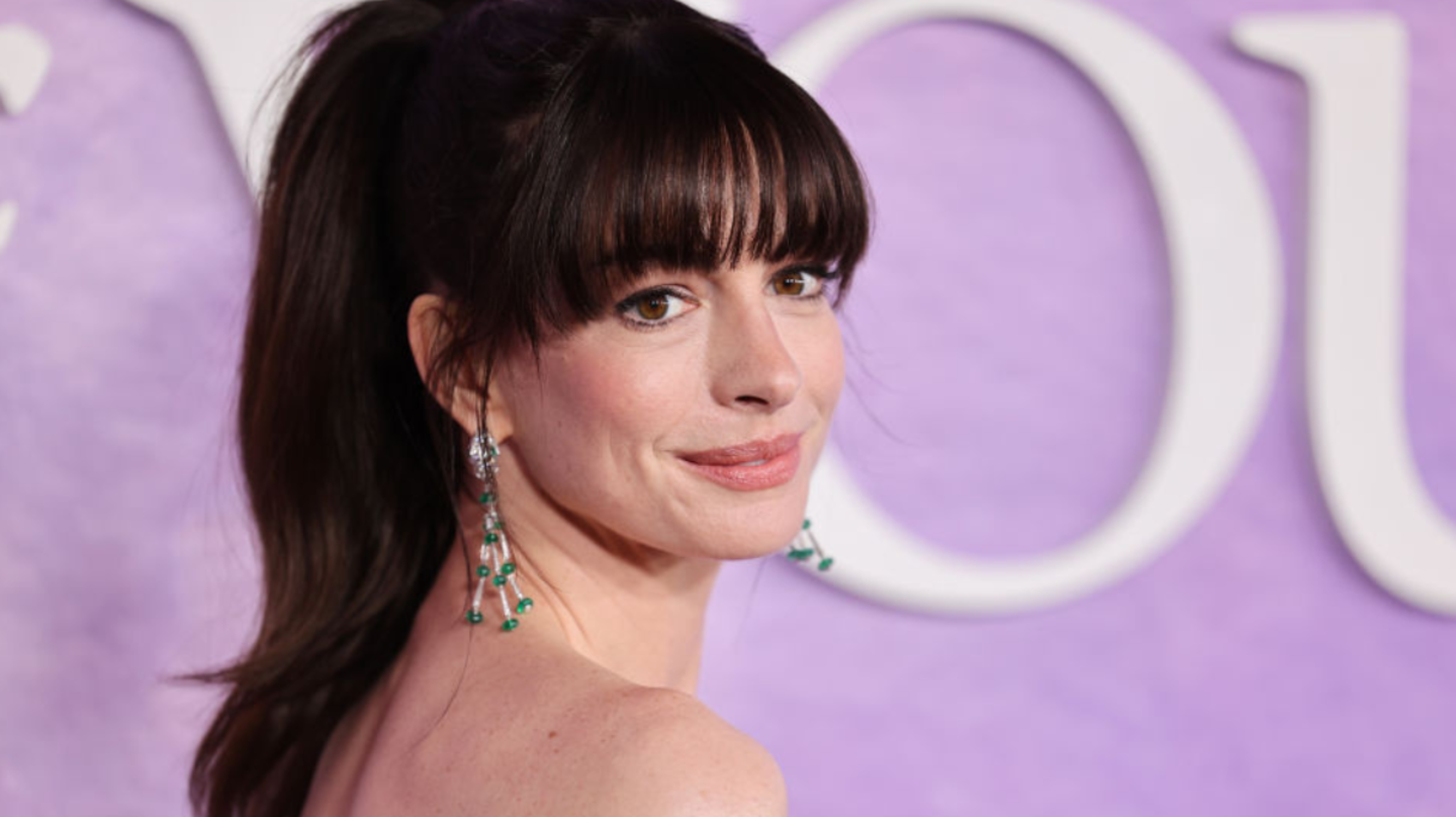 Anne Hathaway Cringes After Live Audience's Brutal Reaction To Her Question
