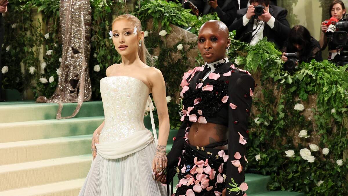 Ariana Grande et Cynthia Erivo surprennent lors de retrouvailles « méchantes » au gala du Met 2024