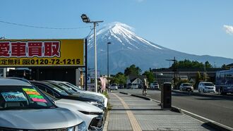 Japanese Town Building Giant Screen to Prevent Tourists From Photographing Mt. Fuji