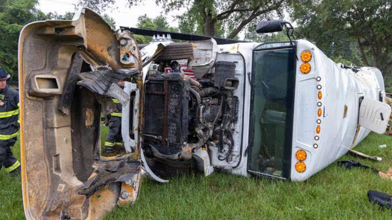 Florida bus crash kills 8