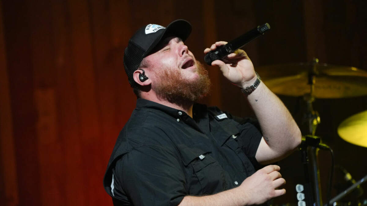 Luke Combs Chugs Beers On Stage With 