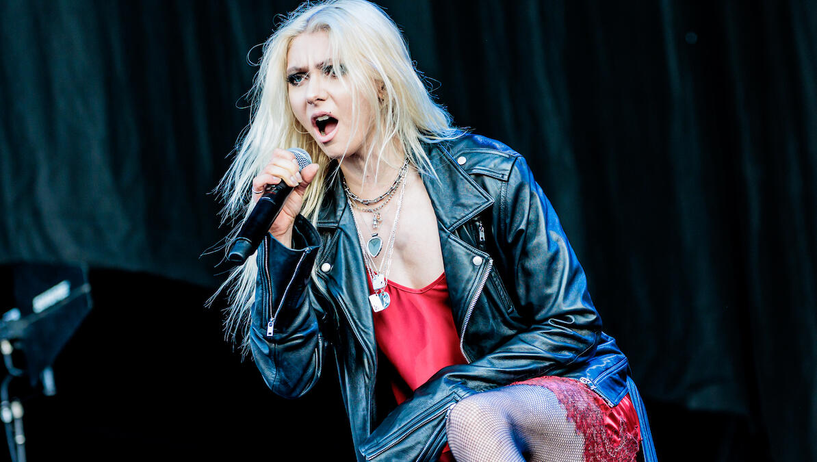 Watch Taylor Momsen Get Bit By Bat During The Pretty Reckless Show