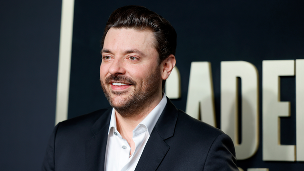 Watch Chris Young Help Pregnant Fan With Gender Reveal On Stage
