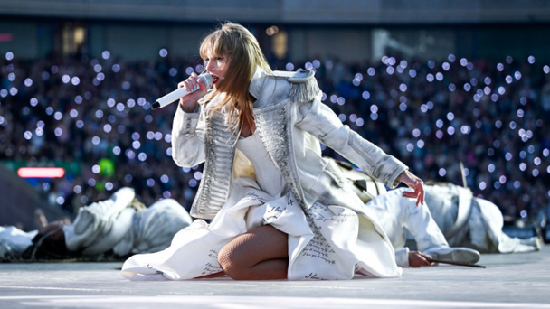 Taylor Swift Stops Mid-Song To Help Troubled Fan: 'I Can Do This All Night'