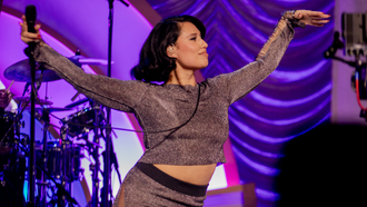 Watch: RAYE Delivers Lively Rendition Of Her New Single 'Genesis'