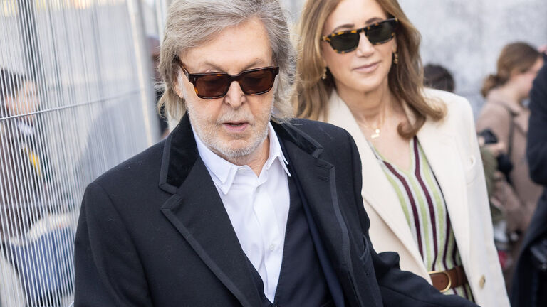 Stella McCartney : Outside - Paris Fashion Week - Womenswear Fall/Winter 2024-2025