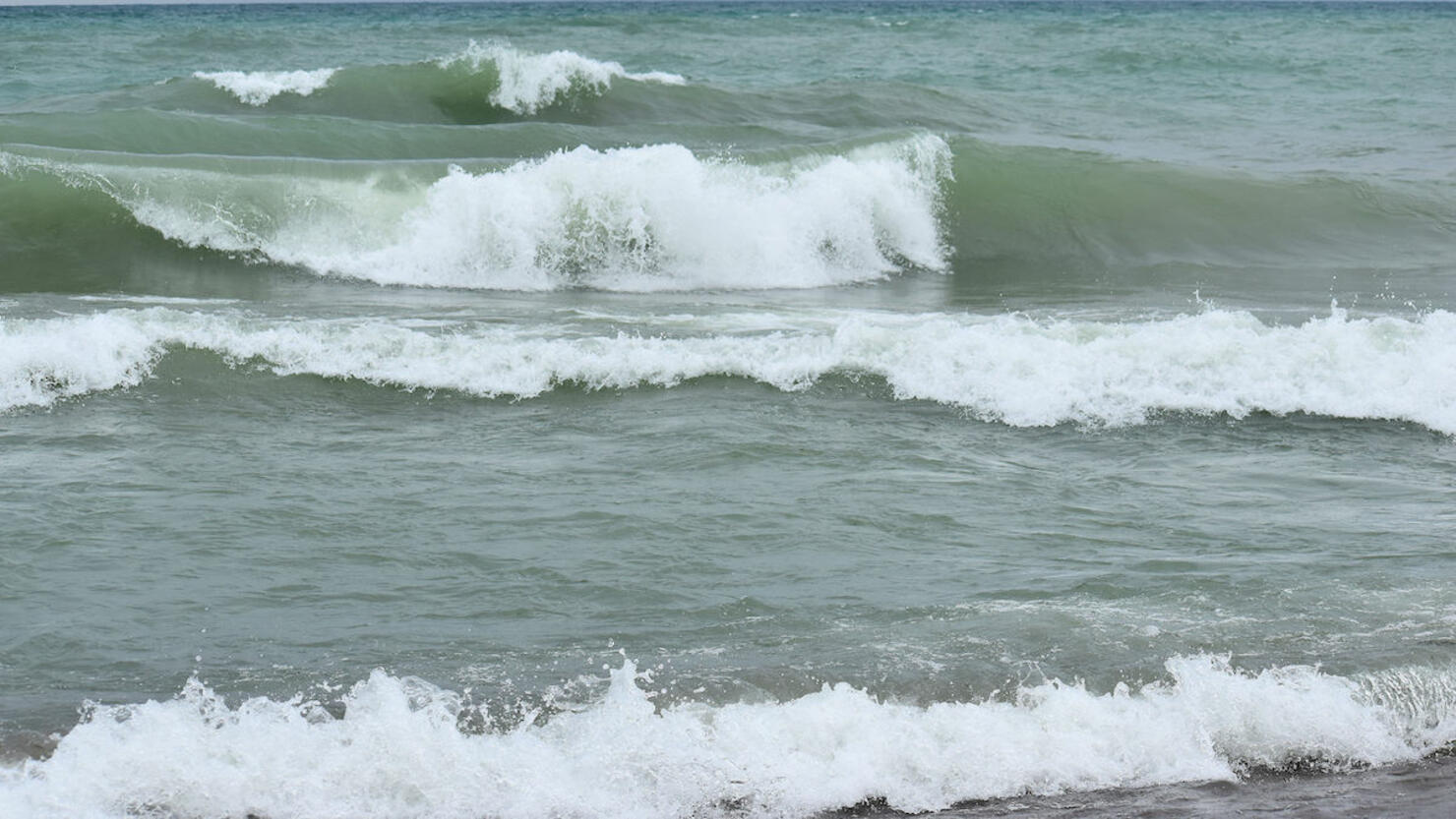 Large Waves on the Lake