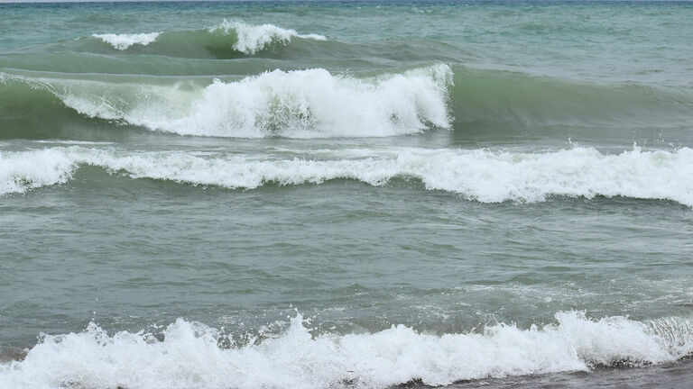 Large Waves on the Lake