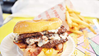 Popular Florida Eatery Serves The Best Burger & Fries Meal In The State