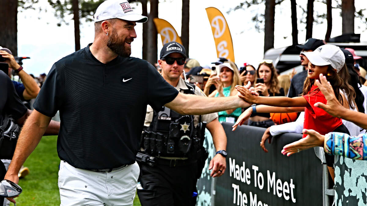 Travis Kelce reacted to a fan who yelled “You still have Taylor” after a golf shot | SportsTalk 790
