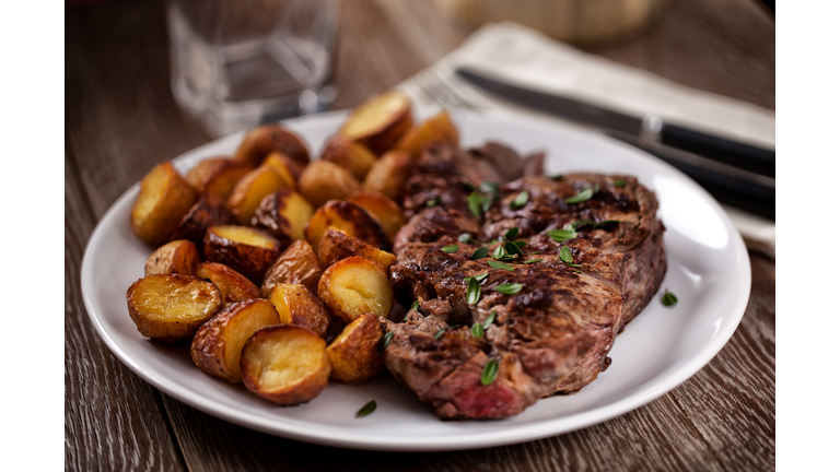 Grilled beefsteak with potateos