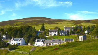 Bizarre UFO Seen Floating Over Scottish Town