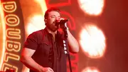 Watch Chris Young Surprise Bar Crowd With Pop-Up Show In Las Vegas