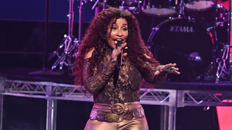 Chaka Khan & Sheila E. Represent For 'Every Woman' During Powerful AMAs Set