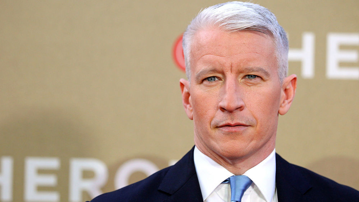 Anderson Cooper Hit In Face With Debris Live On Air Amid Hurricane ...