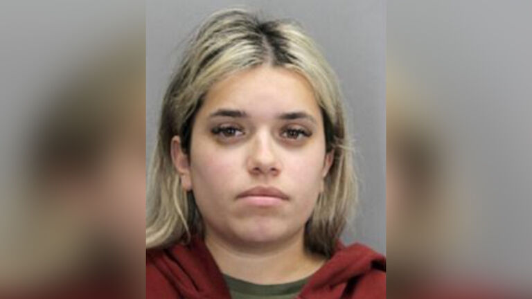Juliana Peres Magalhaes, 24
