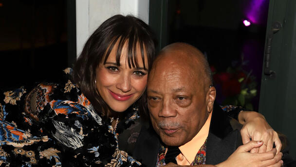 Rashida Jones Remembers Father Quincy Jones In Tear-Jerking Letter