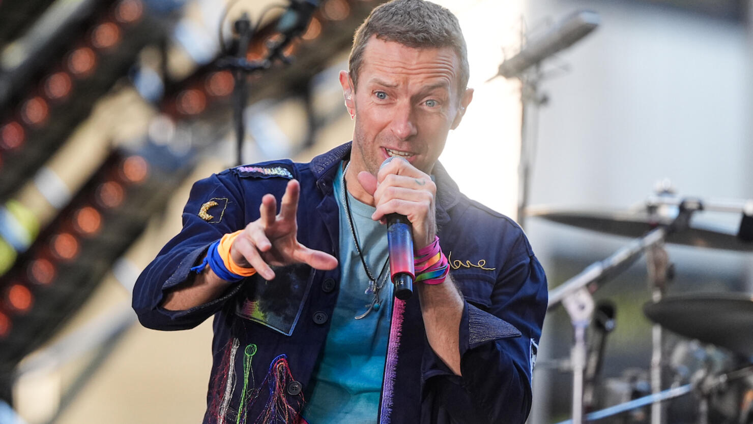 Chris Martin Helps Young Fan at Coldplay Sydney Concert