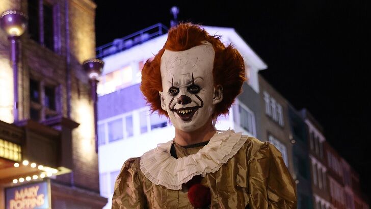 Dad Scolded by School for Terrifying Students by Dressing as Pennywise to Pick Up Kid