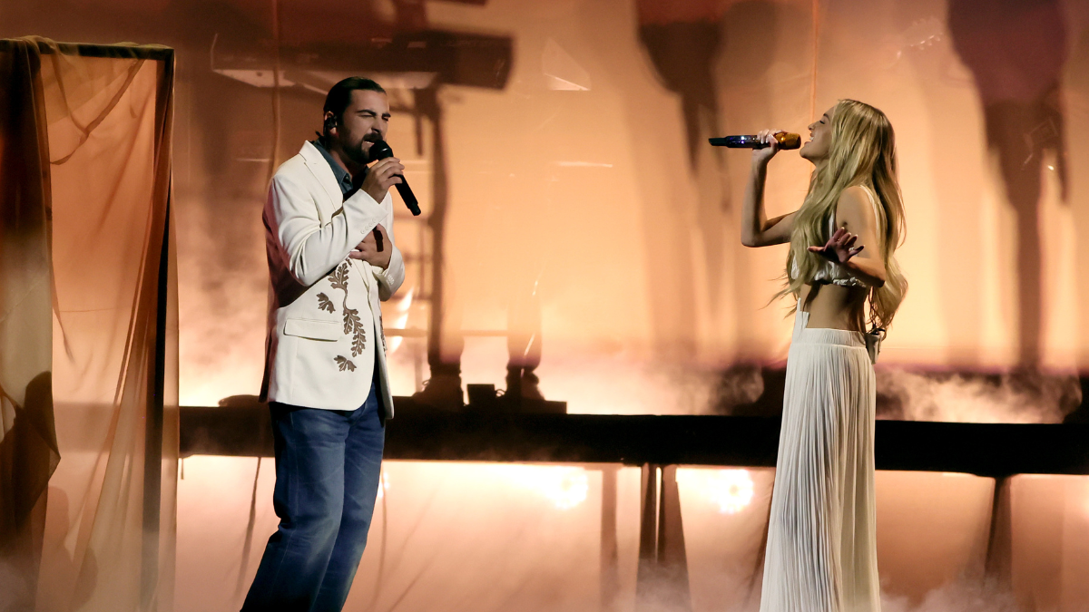 Watch: Kelsea Ballerini Reunites With Noah Kahan For Emotional Moment On CMAs Stage In Nashville | Buckeye Country 105.5