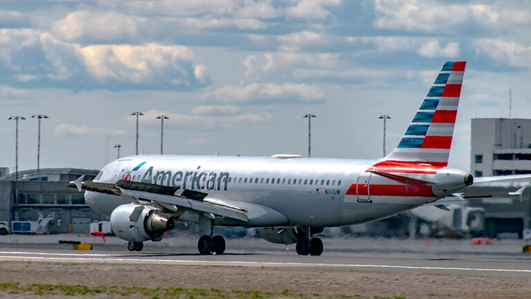 American Airlines Airbus A320 landing