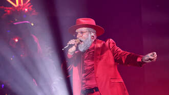 Teddy Swims Transformed Into Modern Santa Claus For Epic Performance