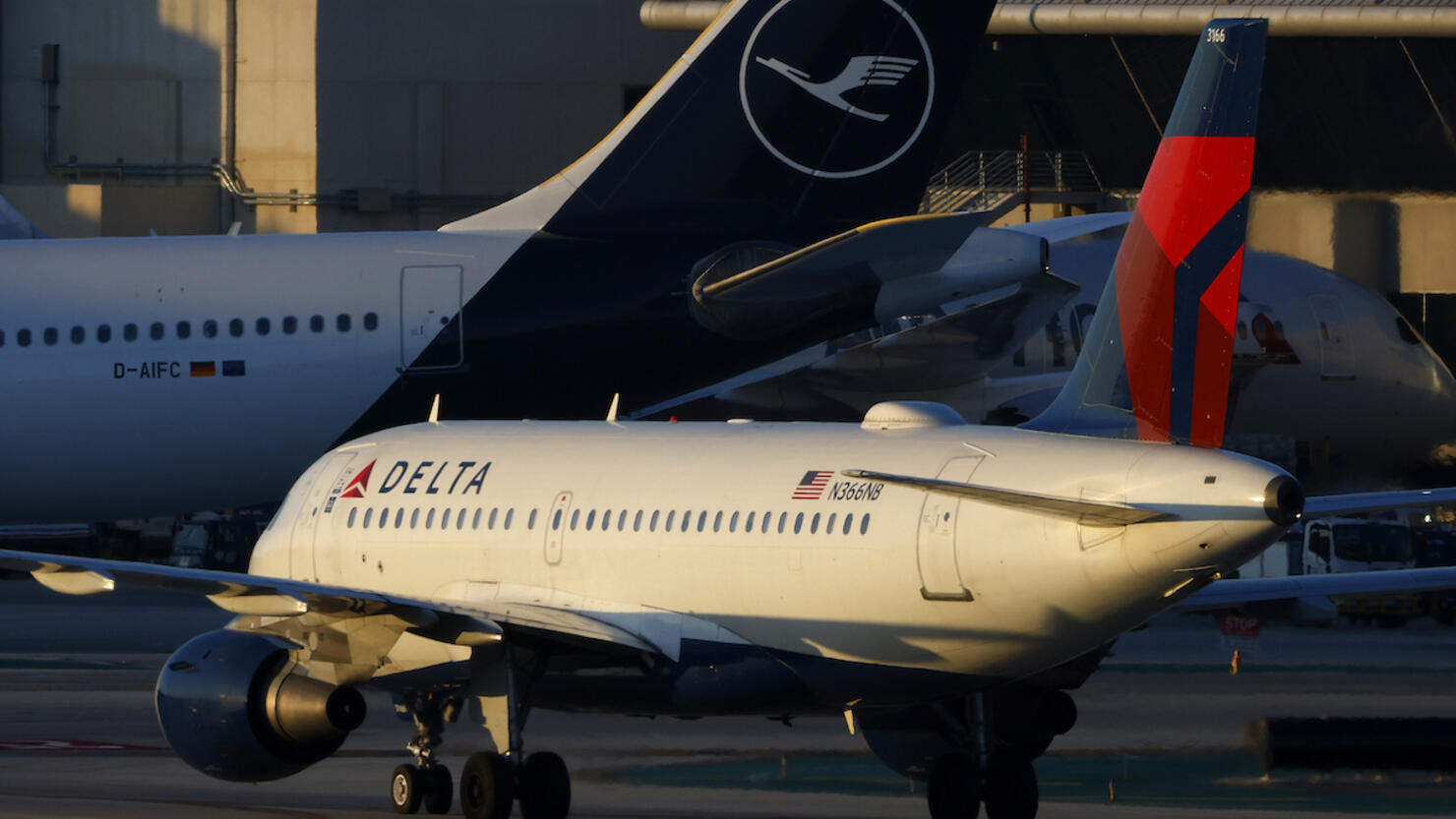 Delta Airlines At Los Angeles International Airport