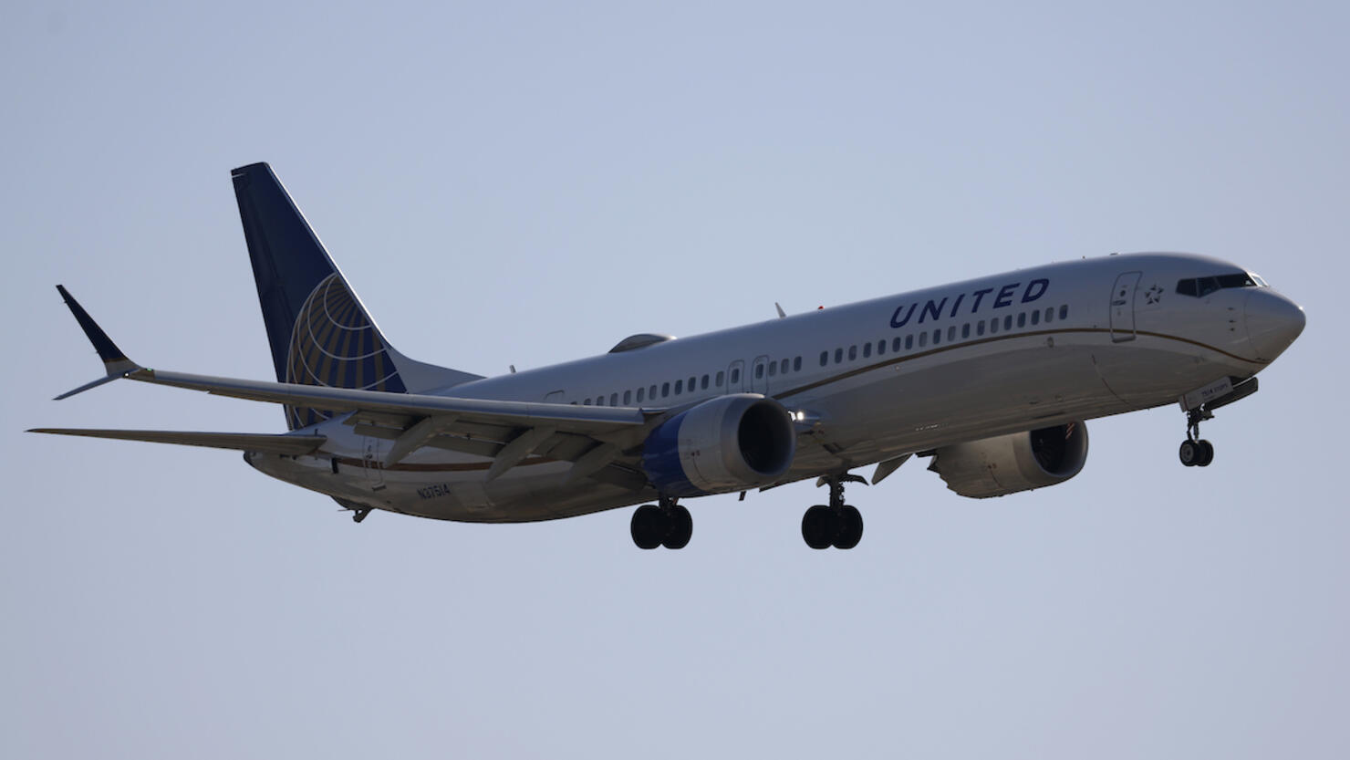 United Airlines Approaches San Diego  International Airport